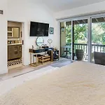 Chic Unit With Balconies And Pool In Woodland Hills!