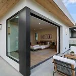 Ultra Luxe Modern Mansion With Roof Deck Pool & Spa