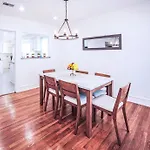 Sunny Family Retreat Near Santa Monica Beach