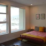 Artemis- Hollywood Hills View Studio Apt Gym, Pool, Free Parking