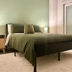 Downtown Escape - 2Br W Skyline Views & Hot Tub