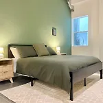 Downtown Escape - 2Br W Skyline Views & Hot Tub