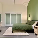 Downtown Escape - 2Br W Skyline Views & Hot Tub