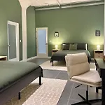 Downtown Escape - 2Br W Skyline Views & Hot Tub