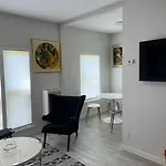 Marilyn Studio Apartment In Koreatown