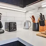 Stylish & Spacious 2Bdr & 2Bth In Santa Monica