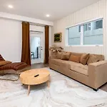 K-Town Modern 1 Bedroom Apartment With Parking