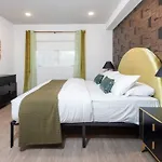 Deluxe 1 Bedroom Apartment In K-Town With Free Parking