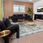 Deluxe 1 Bedroom Apartment In K-Town With Free Parking