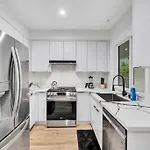 Luxurious 3Br 3Ba Retreat In La