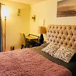 Beautiful 2 Bedroom Home Less 5 Mins To The Beach Near Lax