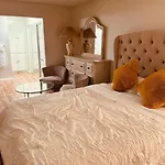 Beautiful 2 Bedroom Home Less 5 Mins To The Beach Near Lax
