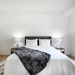 2Br New Hollywood Opulent Oasis Et