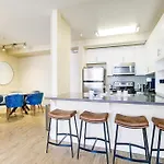 Zircon Zen - Quiet Retreat 2Br Pool, Jacuzzi Marina