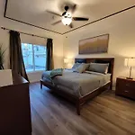 3 Bedroom Top Story Apartment Near Pico Blvd