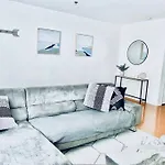 Sunny Santa Monica Retreat One Bedroom Apartment
