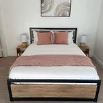 Stylish Westwood Apartment - Steps From Ucla