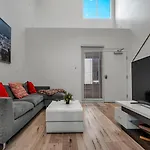 New 1 Bedroom Loft With View Of Hollywood Sign
