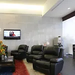 Downtown 2Br W Pool Gym Wd Nr Convention Center Lax-1040