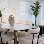 Cozy La Suite Near Usc And Downtown Attractions- Private Room With Shared Access