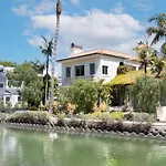 The Canal Escape - Canal-Front Italian Villa