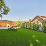 Stylish 2Br Retreat Steps From Sunset Blvd