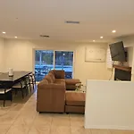 4 Bedroom West Hills Charmer With Pool And Jacuzzi