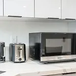 Modern Spacious Home With Parking & Fully Equipped Kitchen #3