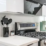 Modern Spacious Home With Parking & Fully Equipped Kitchen #3