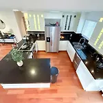 Modern 4Br Gem Near Beverly Hills By Allevo Homes