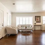 Cozy Suite Near Universal Studios