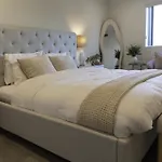 Luxurious 5-Bedroom House 2 Free Parkings
