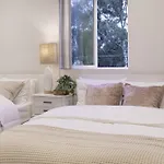 Luxurious 5-Bedroom House 2 Free Parkings