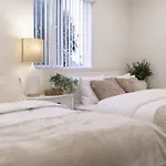 Luxurious 5-Bedroom House 2 Free Parkings