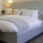Luxurious 5-Bedroom House 2 Free Parkings