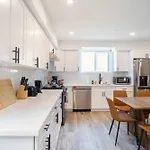 Chic & Comfortable Space Near Downtown La & Usc