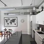 Modern Loft-Rooftop Pool, Spa, Gym & Free Parking
