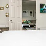 Luxe Marina Del Rey Apartment,Parking, Gym, Pool, Jacuzzi,Bbq
