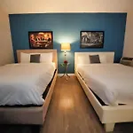 Relaxing Hollywood Condo With Pool & Balcony