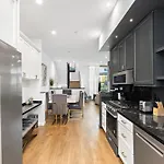 4Br Townhouse With Free Parking & Fast Wifi