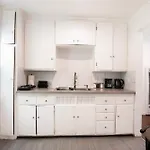 Ground-Floor 1-Bedroom By Beverly Hills Steps From Restaurants, Cafes And Shopping
