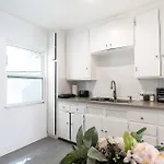 Ground-Floor 1-Bedroom By Beverly Hills Steps From Restaurants, Cafes And Shopping