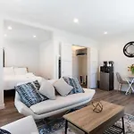 Cozy 2Nd-Floor Studio Apartment Just A Block From Beverly Hills & Top La Attractions