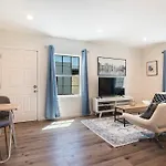 Cozy 2Nd-Floor Studio Apartment Just A Block From Beverly Hills & Top La Attractions