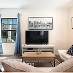 Cozy 2Nd-Floor Studio Apartment Just A Block From Beverly Hills & Top La Attractions