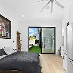 Modern Studio With Full Kitchen In Beverly Grove