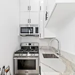 Modern Studio With Full Kitchen In Beverly Grove