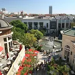 Modern Studio With Full Kitchen In Beverly Grove