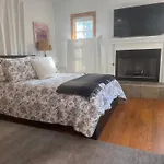 Cozy Brentwood Glen Guest Suite
