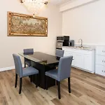 Spacious 2Br With Kitchenette And Dining In Beverly Hills